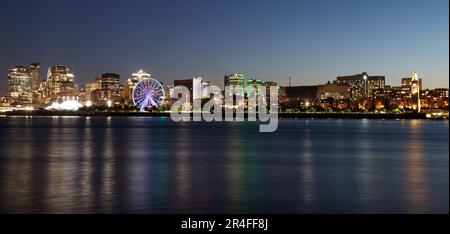 Montreal Skyline und St. Lawrence River bei Nacht, Quebec, Kanada Stockfoto