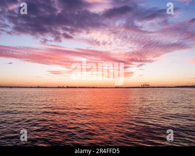 Auswirkung des brillanten Sonnenaufgangs am Morgen über dem Hafen von Tauranga. Stockfoto