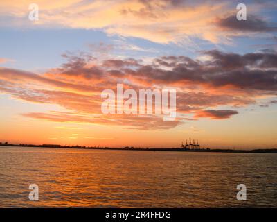 Auswirkung des brillanten Sonnenaufgangs am Morgen über dem Hafen von Tauranga. Stockfoto