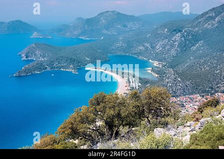 Ölüdeniz und Belcekiz Beach aus der Vogelperspektive, von der Lykischen Straße aus gesehen, Fethiye, Türkei Stockfoto