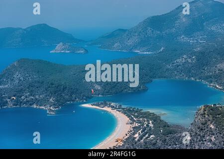 Ölüdeniz und Belcekiz Beach aus der Vogelperspektive, von der Lykischen Straße aus gesehen, Fethiye, Türkei Stockfoto