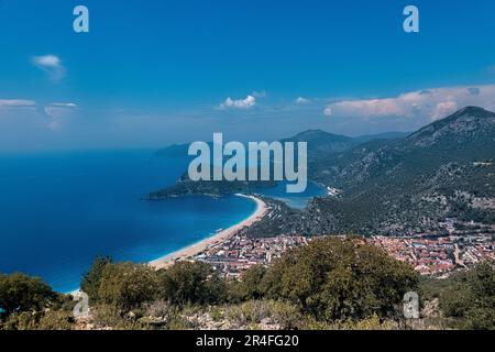 Ölüdeniz und Belcekiz Beach aus der Vogelperspektive, von der Lykischen Straße aus gesehen, Fethiye, Türkei Stockfoto