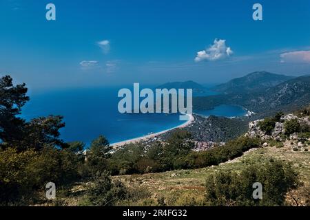 Ölüdeniz und Belcekiz Beach aus der Vogelperspektive, von der Lykischen Straße aus gesehen, Fethiye, Türkei Stockfoto