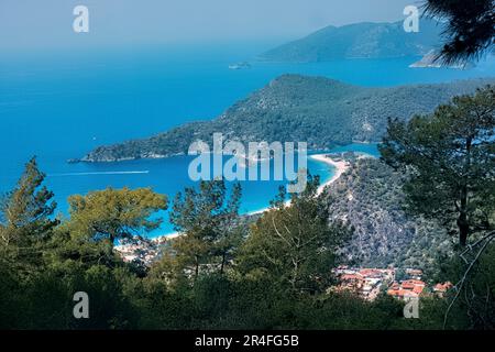 Blick aus der Vogelperspektive auf Ölüdeniz und Belcekiz Beach, von der Lykischen Straße, Fethiye, Türkei Stockfoto