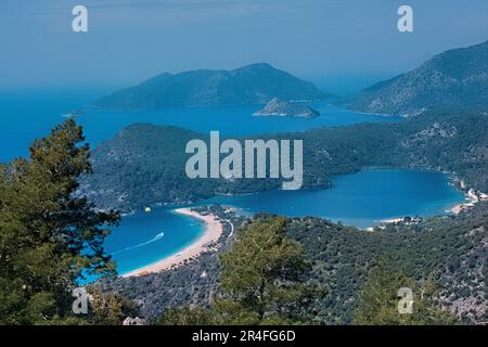 Blick aus der Vogelperspektive auf Ölüdeniz und Belcekiz Beach, von der Lykischen Straße, Fethiye, Türkei Stockfoto