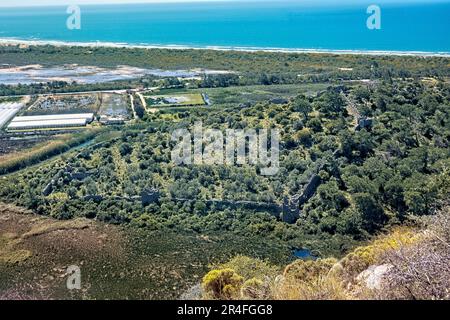 Blick auf die Ruinen der Pydnae (Pydnai) und Patara Beach auf der Lykischen Straße, Karadere, Türkei Stockfoto