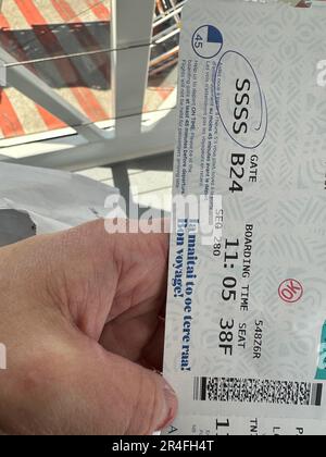 Paris, Paris, Frankreich. 25. Mai 2023. Hand hält ein Flugticket mit SSSS drauf. Am Flughafen Paris Charles de Gaulle (Kreditbild: © Amy Katz/ZUMA Press Wire) NUR REDAKTIONELLE VERWENDUNG! Nicht für den kommerziellen GEBRAUCH! Stockfoto