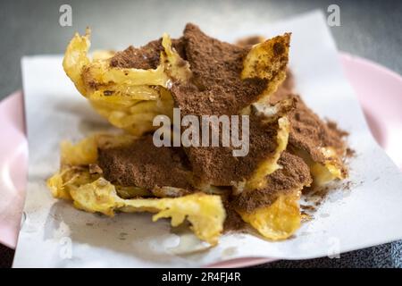 Knusprige Roti mit Schokoladenpulver, serviert auf dem Teller Stockfoto