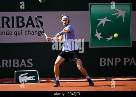 Paris, Frankreich. 27. Mai 2023. Andrey Rublev bei den French Open, Grand-Slam-Tennisturnier am 27. Mai 2023 im Roland-Garros-Stadion in Paris, Frankreich. Foto von Victor Joly/ABACAPRESS.COM Kredit: Abaca Press/Alamy Live News Stockfoto