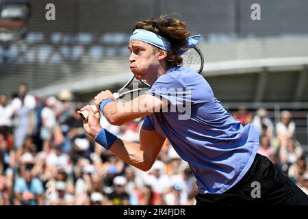 Paris, Frankreich. 27. Mai 2023. Andrey Rublev bei den French Open, Grand-Slam-Tennisturnier am 27. Mai 2023 im Roland-Garros-Stadion in Paris, Frankreich. Foto von Victor Joly/ABACAPRESS.COM Kredit: Abaca Press/Alamy Live News Stockfoto