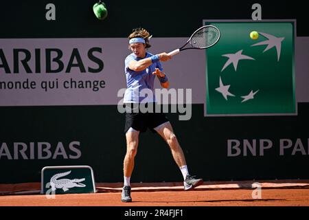 Paris, Frankreich. 27. Mai 2023. Andrey Rublev bei den French Open, Grand-Slam-Tennisturnier am 27. Mai 2023 im Roland-Garros-Stadion in Paris, Frankreich. Foto von Victor Joly/ABACAPRESS.COM Kredit: Abaca Press/Alamy Live News Stockfoto