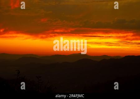 Sonnenuntergang in den Bergen mit Wolken am Himmel Stockfoto