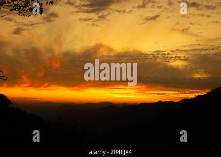 Sonnenuntergang in den Bergen mit Wolken am Himmel Stockfoto