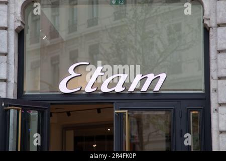 Bordeaux , Aquitaine France - 05 15 2023 : etam-Schildertext und Logo-Marke an der Fassadeneinfahrt auf Modekleidung Stockfoto