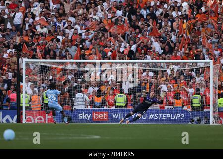 London, Großbritannien. 27. Mai 2023. Fankaty Dabo (CC) verpasst seinen Elfmeter beim Schießen, da Luton am 26. Mai 2023 im Wembley Stadium, London, Großbritannien, beim EFL Championship Play-Off Final von Coventry City gegen Luton Town gewinnt. Kredit: Paul Marriott/Alamy Live News Stockfoto