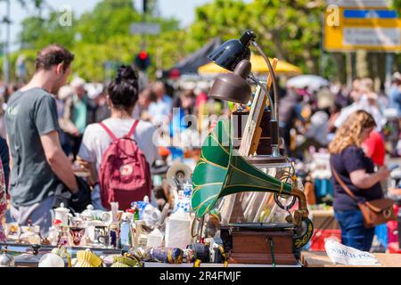 27. Mai 2023, Hessen, Frankfurt/Main: Auf dem Flohmarkt am Main wird die Ware auf einem Tisch präsentiert. Foto: Andreas Arnold/dpa Stockfoto