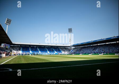 27. Mai 2023, Nordrhein-Westfalen, Bochum: Fußball: Bundesliga, VfL Bochum - Bayer Leverkusen, Spieltag 34, Vonovia Ruhrstadion. Bochum-Fans feiern ihr Team mit einer Choreographie. Foto: Fabian Strauch/dpa Stockfoto