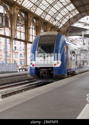 NIZZA, FRANKREICH - CA. MÄRZ 2023: Bahnhof Nizza Ville mit Zug auf Bahnsteig, Reiseinhalt Stockfoto