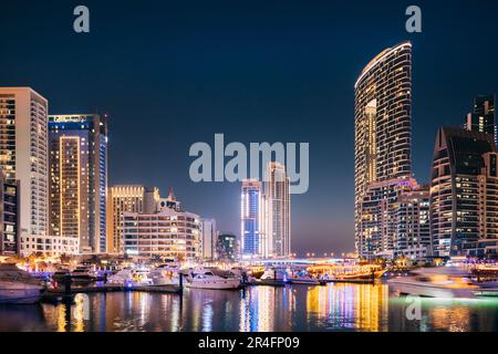 Wunderschöner Blick Auf Die Skyline Von Dubai Marina. Yachten, Die In Der Nähe Des City Pier, Der Anlegestelle Bei Abendbeleuchtung Festgemacht Wurden Stockfoto