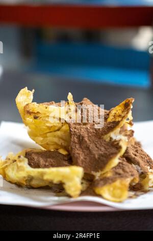 Knusprige Roti mit Schokoladenpulver, serviert auf dem Teller Stockfoto