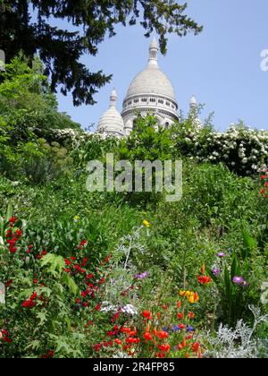 Das imposante Sacré Coeur de Montmartre war in der warmen Sommersonne gebadet und leicht abstrakt, Paris, Frankreich Stockfoto