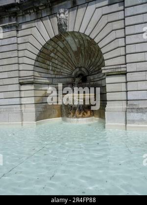 Das imposante Sacré Coeur de Montmartre war in der warmen Sommersonne gebadet und leicht abstrakt, Paris, Frankreich Stockfoto