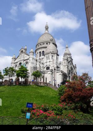 Das imposante Sacré Coeur de Montmartre war in der warmen Sommersonne gebadet und leicht abstrakt, Paris, Frankreich Stockfoto