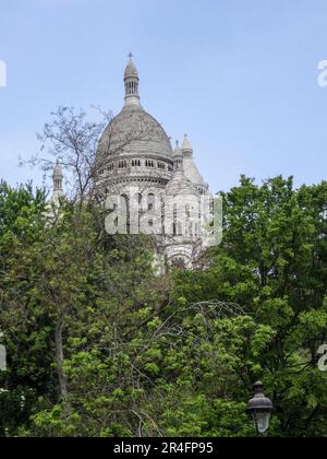 Das imposante Sacré Coeur de Montmartre war in der warmen Sommersonne gebadet und leicht abstrakt, Paris, Frankreich Stockfoto