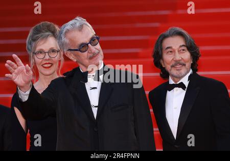 Cannes, Frankreich. 27. Mai 2023. Der deutsche Regisseur Wim Wenders (C) und der japanische Schauspieler Koji Yakusho (R) kommen zur Abschlusszeremonie der 76. Ausgabe des Filmfestivals von Cannes am 27. Mai 2023 in Cannes, Südfrankreich. Kredit: Gao Jing/Xinhua/Alamy Live News Stockfoto