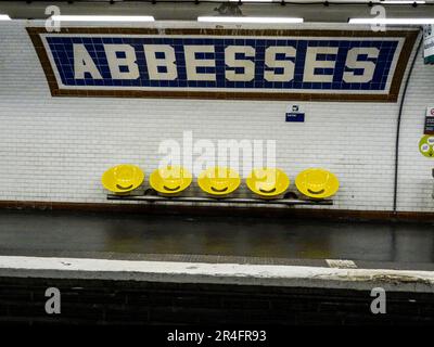 Atemberaubend schöne Abbesses (Paris Métro), öffentliche Verkehrsmittel Station, Frankreich. Einheimische, Touristen und Touristen Stockfoto