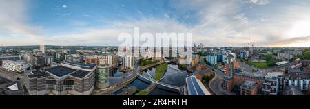 Ein faszinierender Blick auf die bei Nacht beleuchtete Skyline von Leeds, die hohen Gebäude und der Panoramadach sorgen für eine beeindruckende Architektur Stockfoto