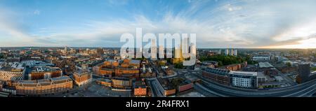 Ein faszinierender Blick auf die bei Nacht beleuchtete Skyline von Leeds, die hohen Gebäude und der Panoramadach sorgen für eine beeindruckende Architektur Stockfoto