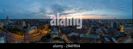 Ein faszinierender Blick auf die bei Nacht beleuchtete Skyline von Leeds, die hohen Gebäude und der Panoramadach sorgen für eine beeindruckende Architektur Stockfoto