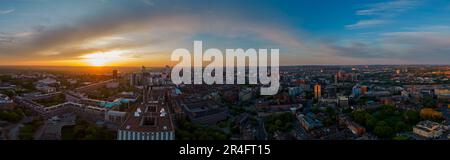 Ein faszinierender Blick auf die bei Nacht beleuchtete Skyline von Leeds, die hohen Gebäude und der Panoramadach sorgen für eine beeindruckende Architektur Stockfoto