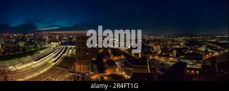 Ein faszinierender Blick auf die bei Nacht beleuchtete Skyline von Leeds, die hohen Gebäude und der Panoramadach sorgen für eine beeindruckende Architektur Stockfoto