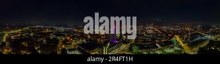 Ein faszinierender Blick auf die bei Nacht beleuchtete Skyline von Leeds, die hohen Gebäude und der Panoramadach sorgen für eine beeindruckende Architektur Stockfoto