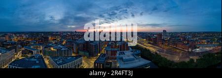 Ein faszinierender Blick auf die bei Nacht beleuchtete Skyline von Leeds, die hohen Gebäude und der Panoramadach sorgen für eine beeindruckende Architektur Stockfoto