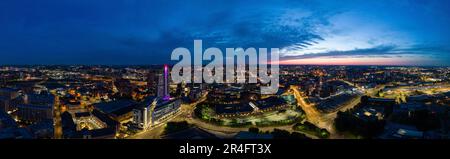 Ein faszinierender Blick auf die bei Nacht beleuchtete Skyline von Leeds, die hohen Gebäude und der Panoramadach sorgen für eine beeindruckende Architektur Stockfoto