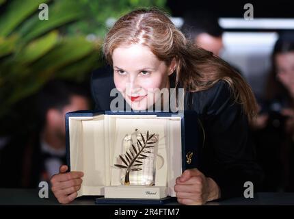 Nach Cannes. 27. Mai 2023. Die französische Regisseurin Justine Triet posiert mit der Trophäe bei einem Fotoanruf, nachdem sie die Palme d'Or für den Film „Anatomie d'une Chute“ (Anatomie des Herbstes) gewonnen hat, während der Abschlusszeremonie der 76. Ausgabe des Filmfestivals von Cannes in Cannes, Südfrankreich, am 27. Mai 2023. Die französische Regisseurin Justine Triet wurde am Samstag in Cannes, Frankreich, mit der Palme d'Or beim Filmfestival 76. in Cannes für ihre „Anatomy of a Fall“ ausgezeichnet und wurde damit die dritte Regisseurin, die diesen Spitzenpreis erhielt. Kredit: Gao Jing/Xinhua/Alamy Live News Stockfoto