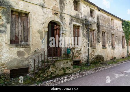 Valsanzibio, Italien-15. April 2023: Blick auf die Stadt Valsanzibio an einem sonnigen Tag Stockfoto