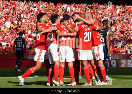 Lissabon, Portugal. 27. Mai 2023. Die Spieler von Benfica feiern ihre Tore während des Fußballspiels der portugiesischen Liga zwischen SL Benfica und Santa Clara am 27. Mai 2023 in Lissabon, Portugal. Kredit: Pedro Fiuza/Xinhua/Alamy Live News Stockfoto