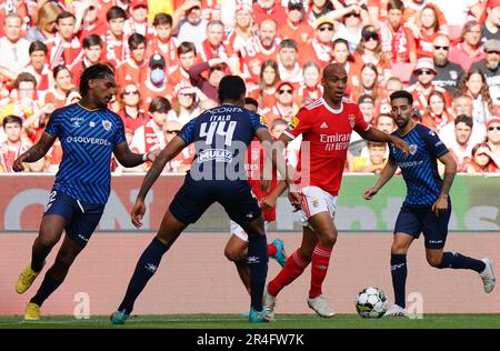 Lissabon, Portugal. 27. Mai 2023. Joao Mario (2. R) von Benfica Vis with Italo Assis of Santa Clara (2. l) während des Fußballspiels der Portugiesischen Liga zwischen SL Benfica und Santa Clara in Lissabon, Portugal, am 27. Mai 2023. Kredit: Pedro Fiuza/Xinhua/Alamy Live News Stockfoto