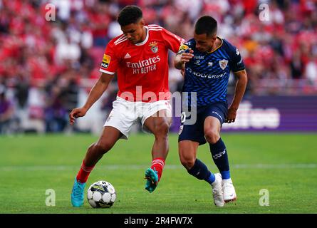 Lissabon, Portugal. 27. Mai 2023. Alexander Bah (L) von Benfica spielt mit Ricardinho von Santa Clara während des Fußballspiels der Portugiesischen Liga zwischen SL Benfica und Santa Clara am 27. Mai 2023 in Lissabon, Portugal. Kredit: Pedro Fiuza/Xinhua/Alamy Live News Stockfoto