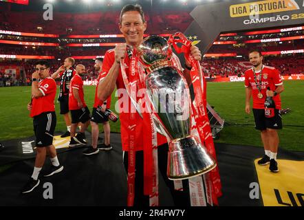 Lissabon, Portugal. 27. Mai 2023. Benficas Cheftrainer Roger Schmidt feiert mit der Trophäe nach dem Fußballspiel der Portugiesischen Liga zwischen SL Benfica und Santa Clara am 27. Mai 2023 in Lissabon, Portugal. Kredit: Pedro Fiuza/Xinhua/Alamy Live News Stockfoto