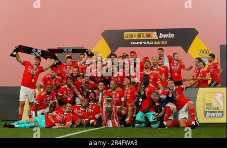 Lissabon, Portugal. 27. Mai 2023. Die Spieler von Benfica feiern mit ihrer Trophäe nach dem Fußballspiel der portugiesischen Liga zwischen SL Benfica und Santa Clara am 27. Mai 2023 in Lissabon, Portugal. Kredit: Pedro Fiuza/Xinhua/Alamy Live News Stockfoto