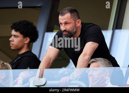 Muss trotz Meisterschaft gehen Hasan Salihamidzic Sporting Director des FC Bayern Muenchen Fussball 1 . Bundesliga Saison 2022 / 2023 1. FC Kšln Köln - FC Bayern MŸnchen feiern nach dem Ende der Saison als Bundesliga-Champion © diebilderwelt / Alamy Stock Stockfoto