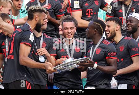 Eric Maxim Choupo Moting von Bayern München Sadio Mane von Bayern München Meisterschale Deutscher Meister 2023 FC Bayern MŸnchen feiert Fussball 1 . Bundesliga Saison 2022 / 2023 1. FC Kšln Köln - FC Bayern MŸnchen feiern nach dem Ende der Saison als Bundesliga-Champion © diebilderwelt / Alamy Stock Stockfoto
