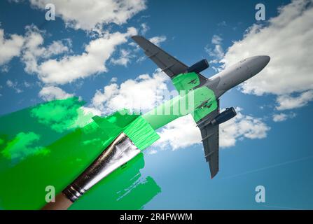 Ein Flugzeug grün streichen. Missbräuchliche Praktiken bei der Greenwashing, emissionsfreie, SAF- oder Sustainable Aviation Fuel- und Biokraftstoffkonzepte. Stockfoto