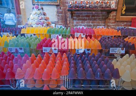 Konische Fruchtgelees (Cuberdons) zum Verkauf in Brügge, Flandern, Belgien Stockfoto