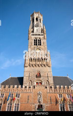 Belfort Civic Tower (83 m) in Grote Markt (Marktplatz), Brügge, Flandern, Belgien Stockfoto